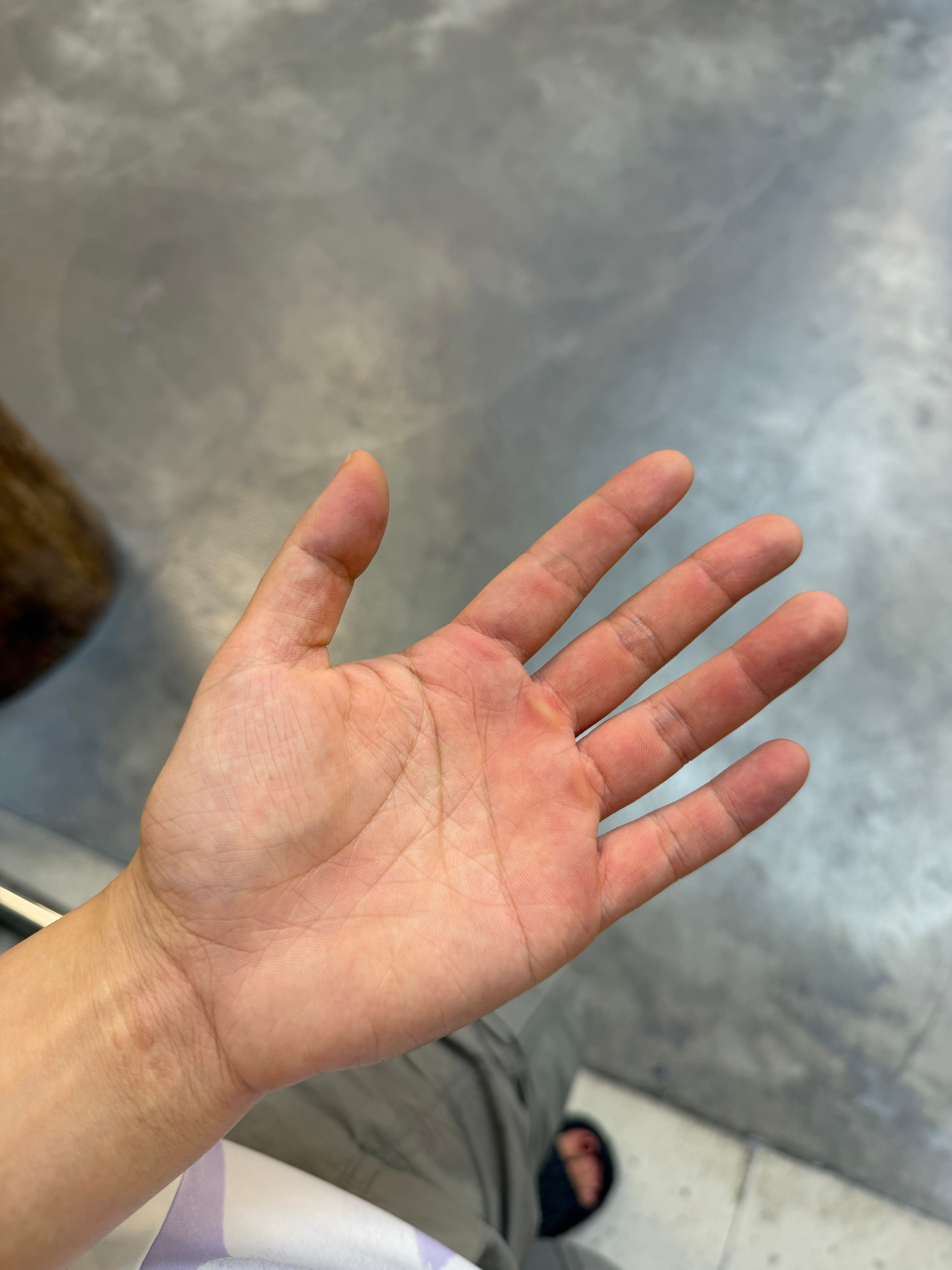 宝子们 我呢 来攀岩了 然后呢 教练说我像女娲刚捏出来的泥人 我也不想发软的 连