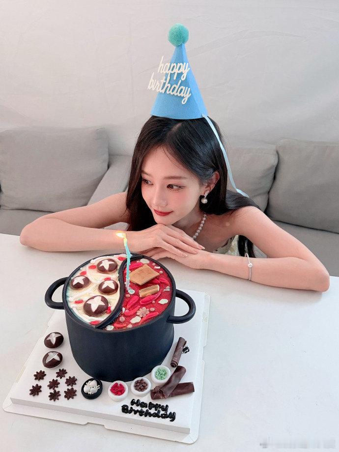 李一桐鸳鸯火锅蛋糕好有创意李一桐过生日是真的会整活，火锅蛋糕配上大碗生日面，新奇