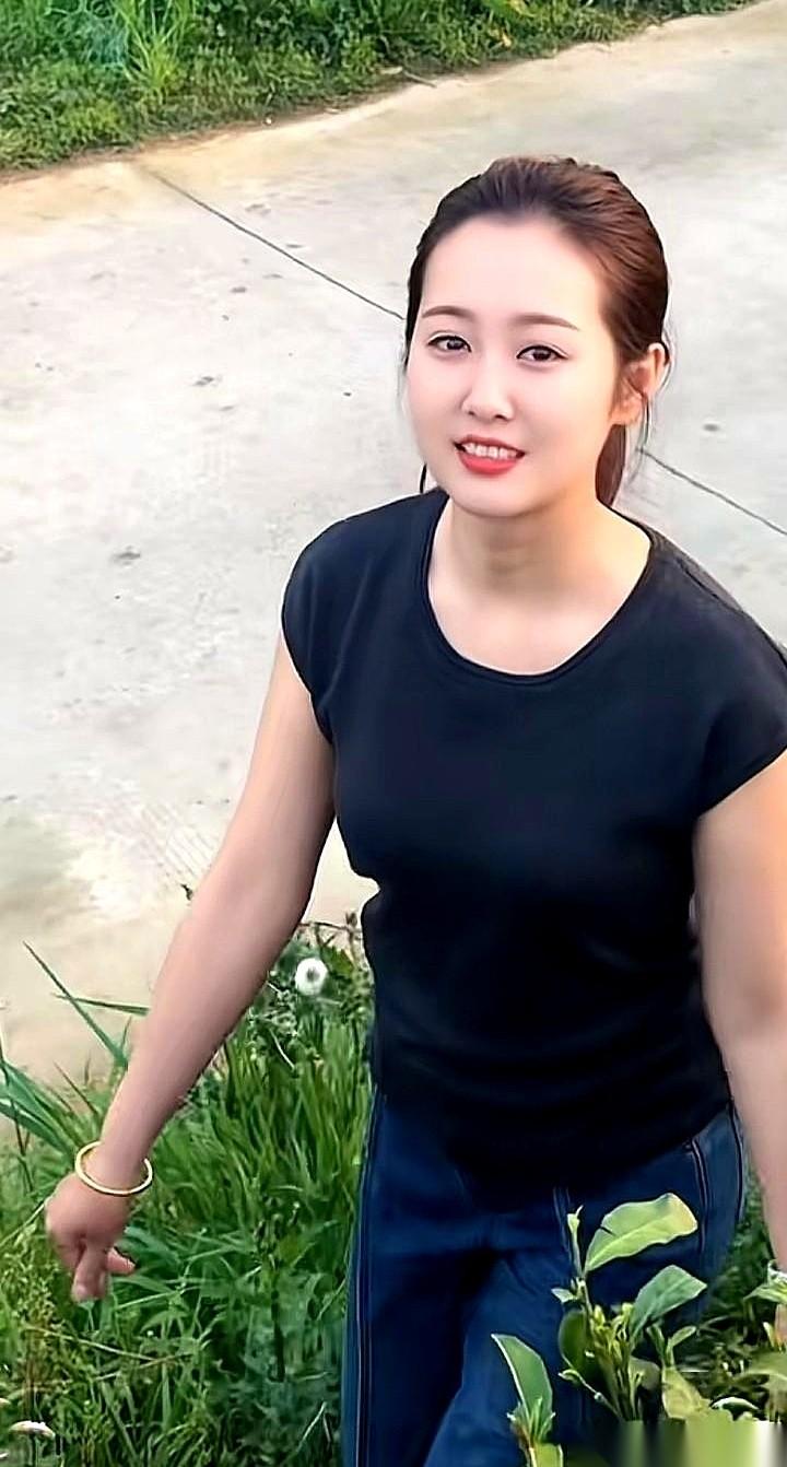 很多人以为自己是坐怀不乱的正人君子。
其实说白了，你离万劫不复，可能就差半斤劣质