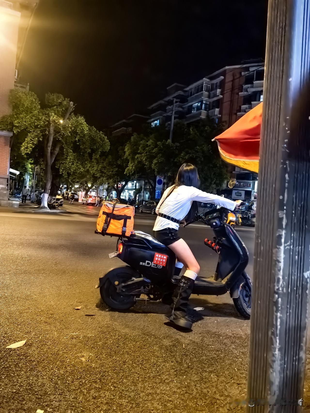 发现街上穿着清凉的妹子骑着一辆电瓶车而过，夜景还真不错。