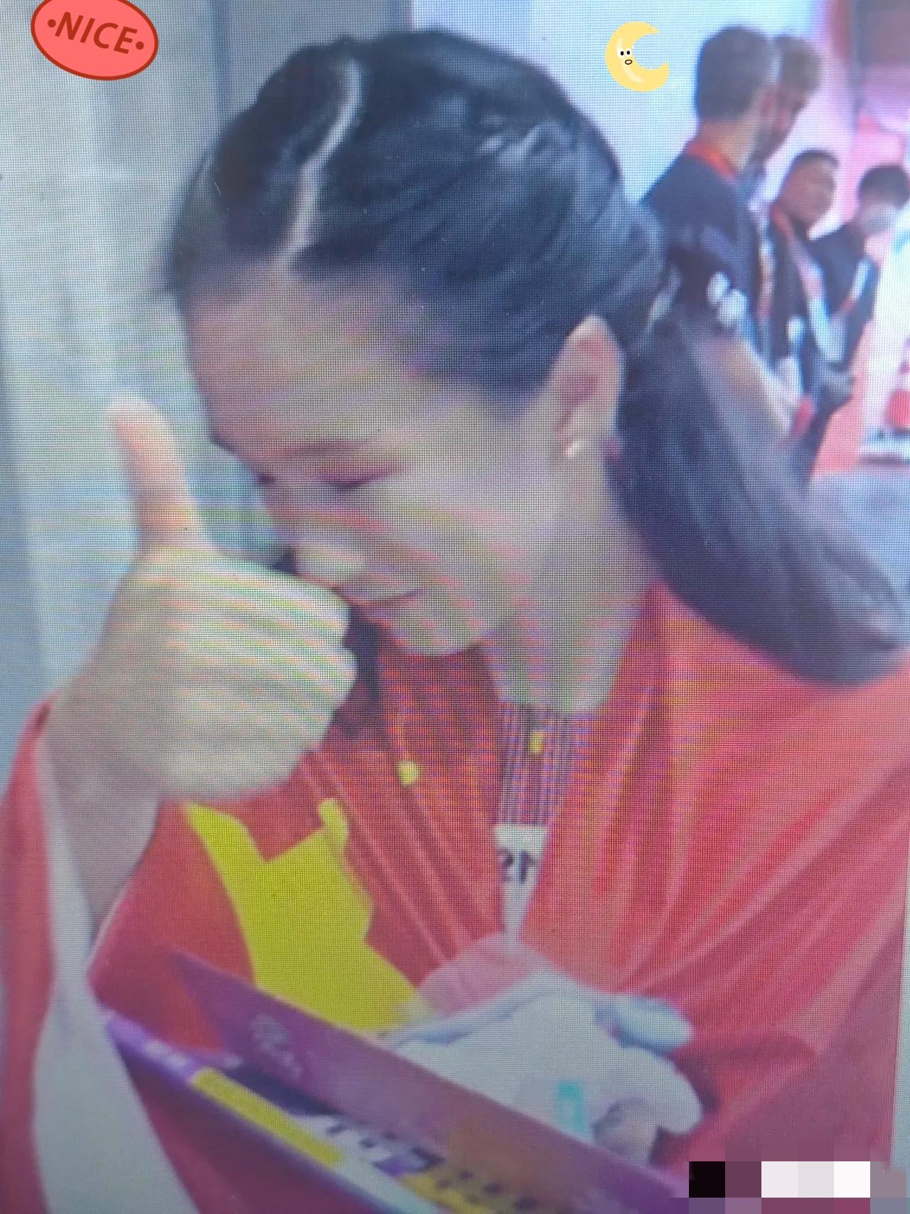 17岁陈妤颉夺金后，有人送了她一套五年高考三年模拟，果然小孩姐也没能逃过这个梗，