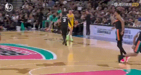 我不控咋办？东契奇半场22+7+7包揽全队助攻。
湖人半场7助攻全是他，43分中