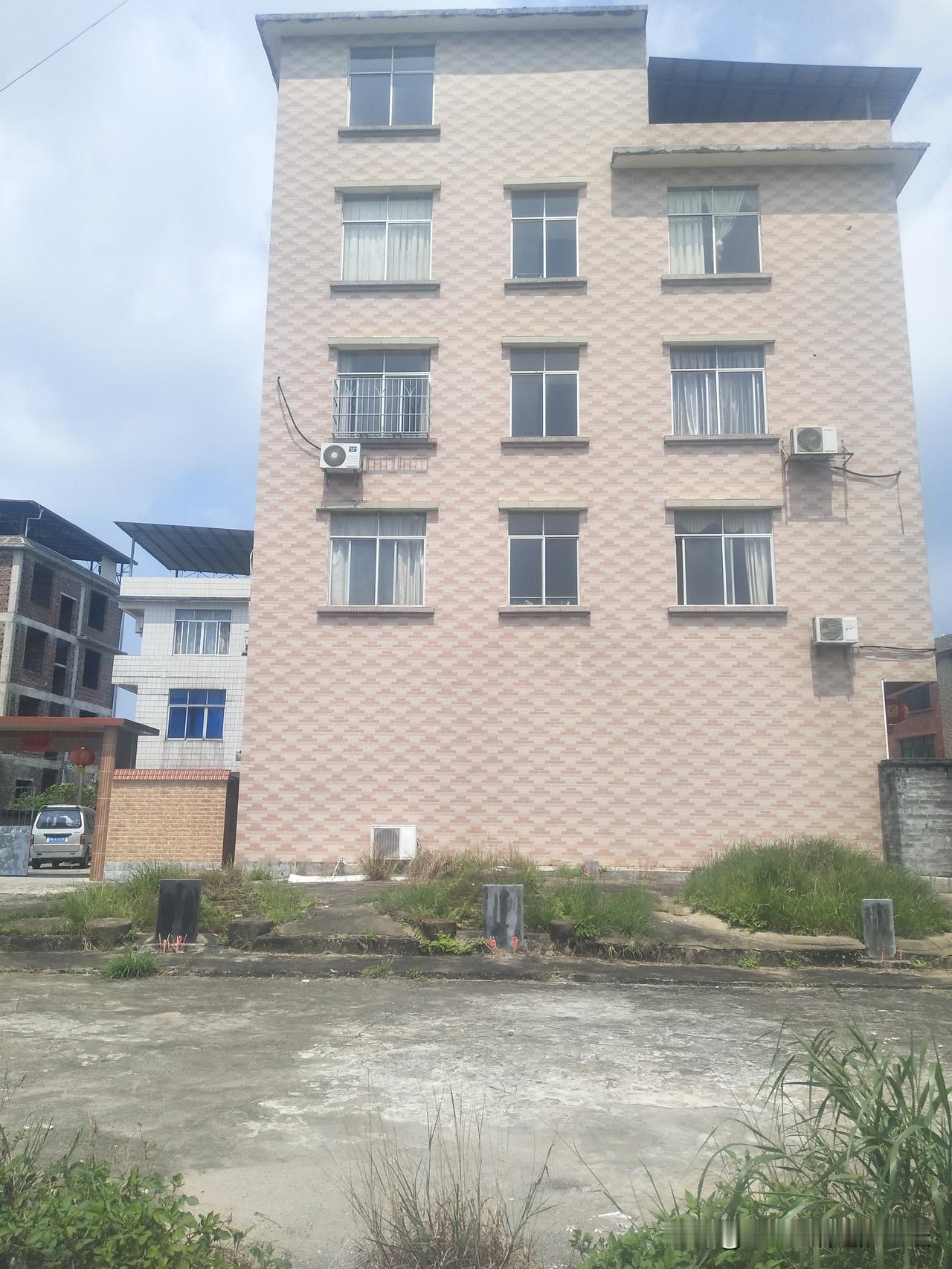 广西玉林。
坟墓后面的房子，你敢住吗？