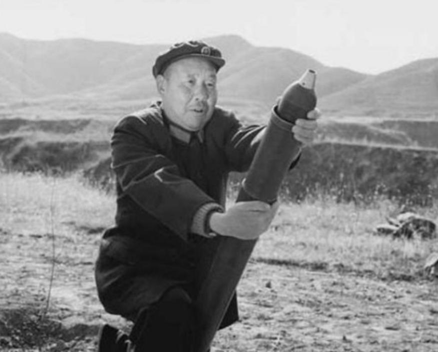 “快逃啊！有毒气弹！”1940年，抗日战争中，“炮神”赵章成发明出一种“特制炮弹