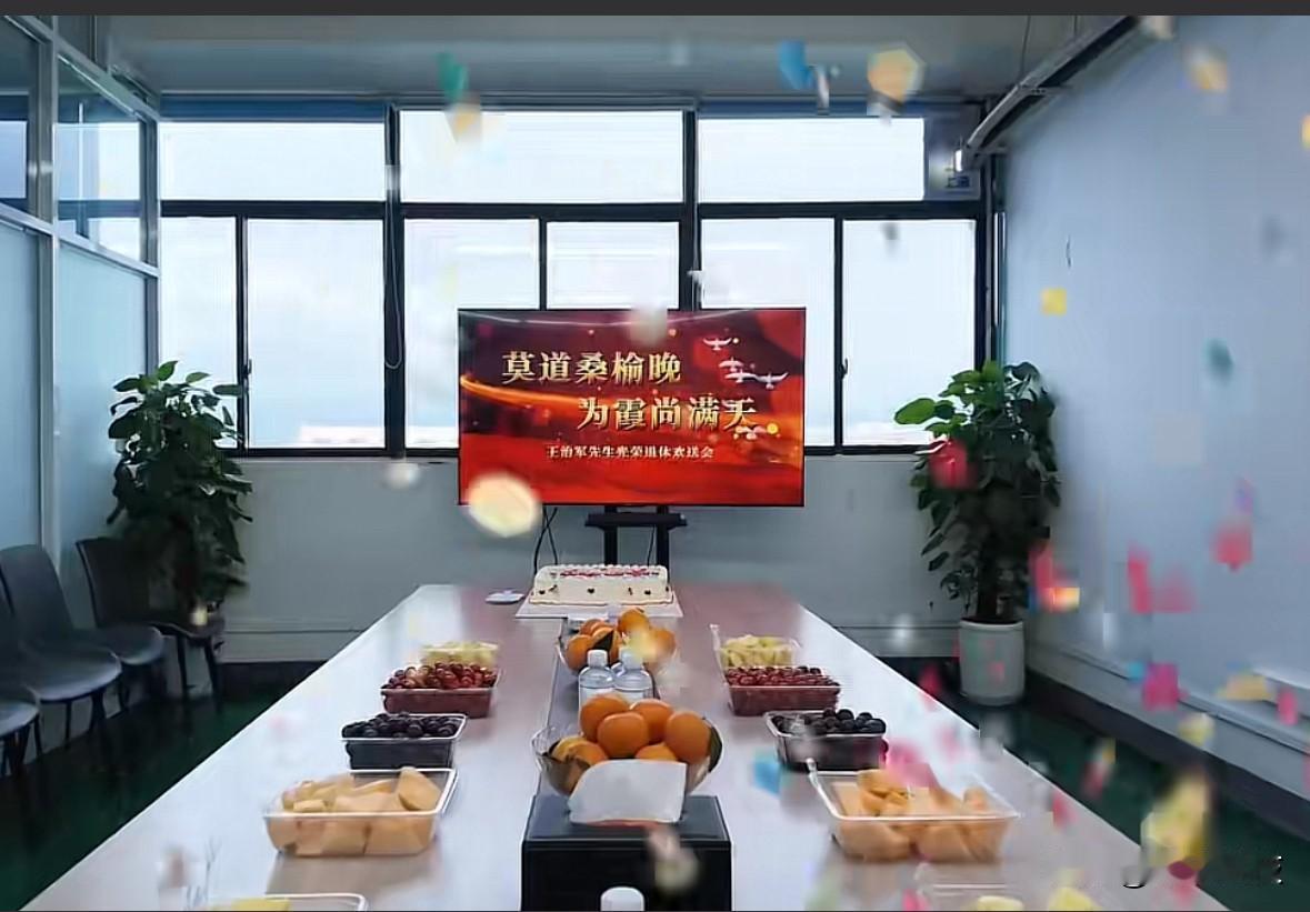 张雪机车核心动力研发负责人王治军退休，张雪亲自参加仪式，一起切蛋糕，赠送纪念币，