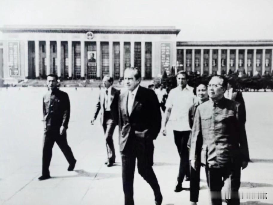 1979年9月18日，黄华外长陪同尼克松在北京参观，是尼克松卸任总统后首次访华的