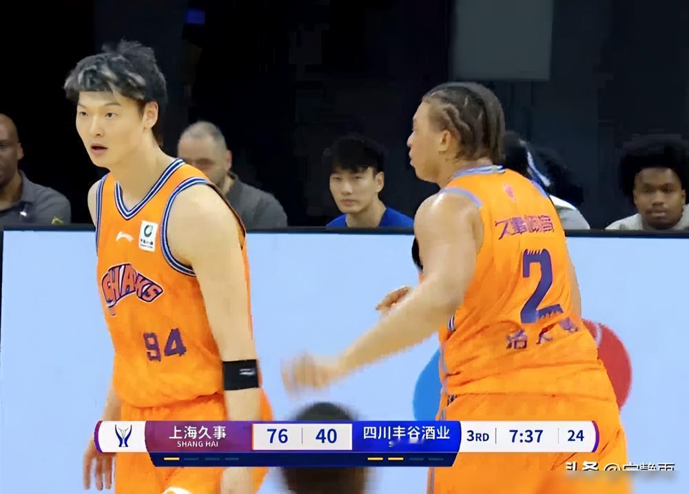 王哲林17分7板，弗格首秀10分2助攻，新赛季CBA杯上海队7人上双111：72