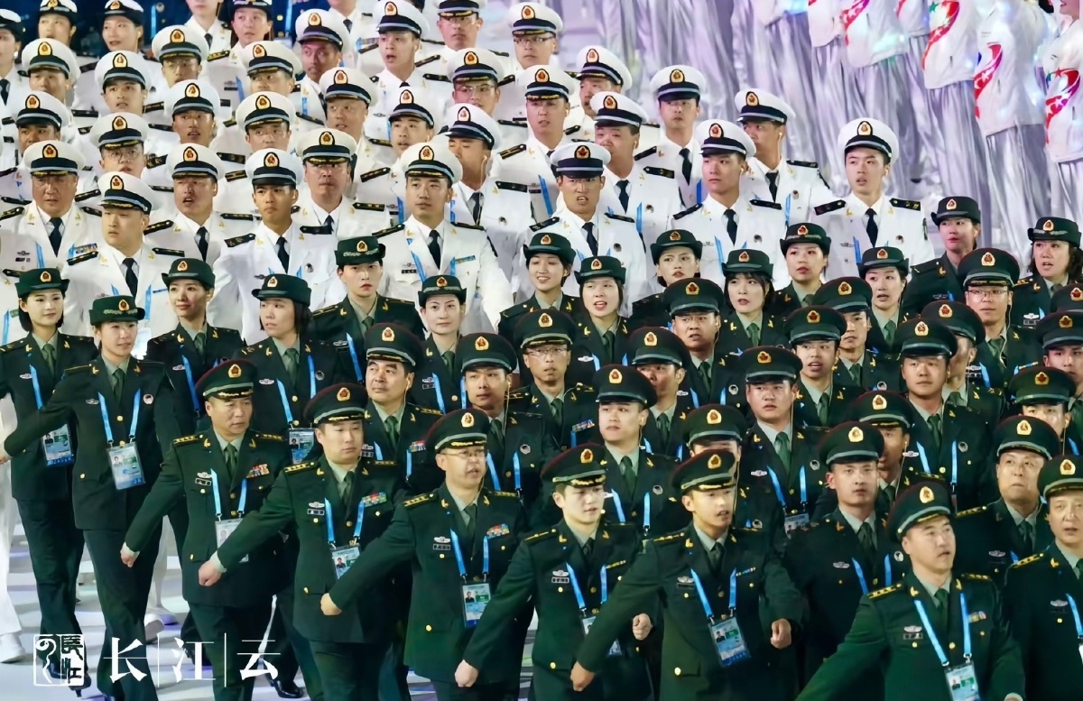第七届军运会中国队入场画面［图一是我刚刚刷到的戎装樊振东］ 