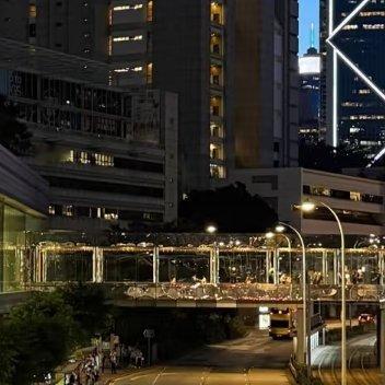 蓝宵擎银棱，长街汇城光入夜初临的天幕沉淀为澄澈深邃的宝蓝，匀净透亮的夜色褪去白日