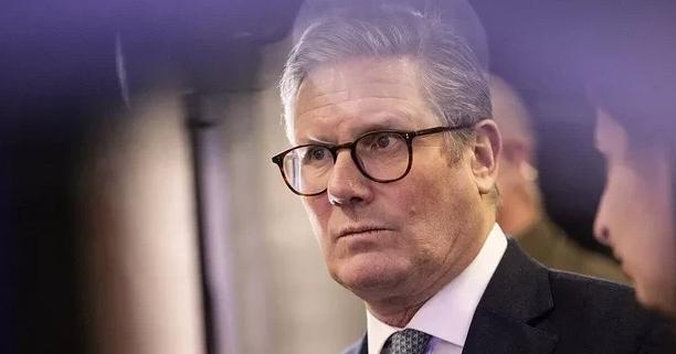 英国站起来了！英国首相斯塔默表示，格陵兰岛的未来应当是格陵兰自己和丹麦商量着来，