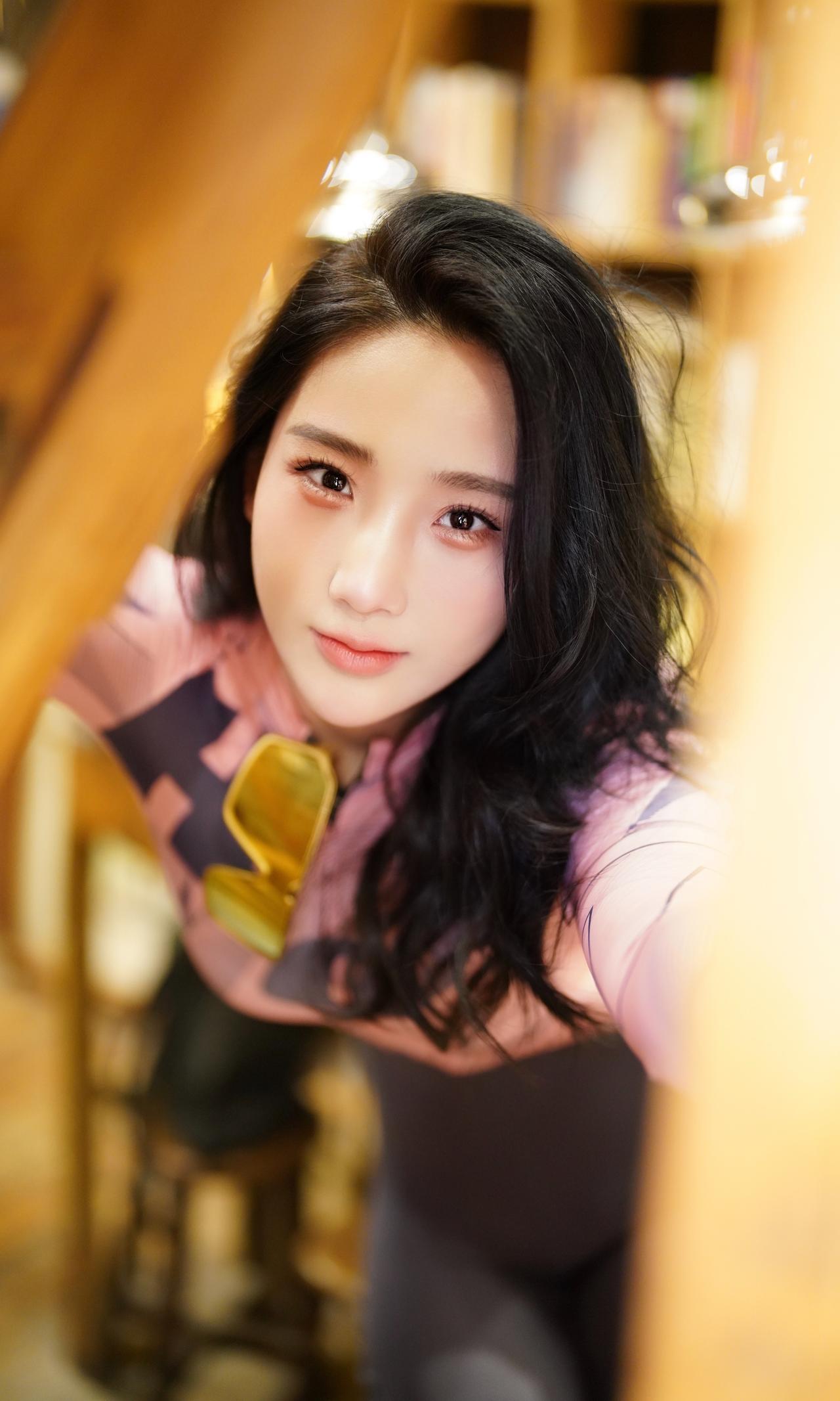 坚持运动的女生，自带光芒，无需依附。