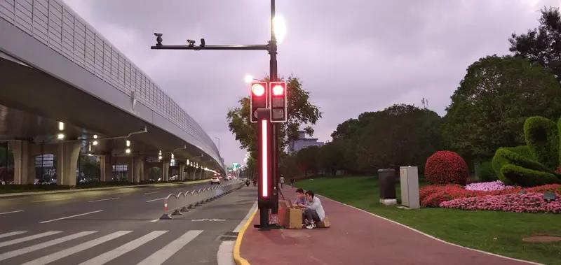 浙江杭州这座城市，在西湖美景与AI智能化管理领域皆处于前沿位置，科技感爆棚！就以