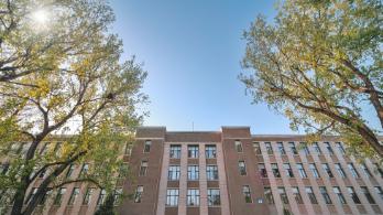 西安财大是陕西省政府和国家统计局共建公办本科，前身能追溯到 1952 年西北贸易