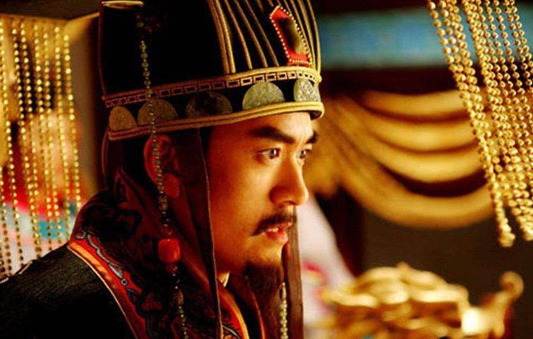 1127年正月，汴梁城头，一个头戴草帽、身穿素衣的中年男人，跪在金国大帐前，被迫
