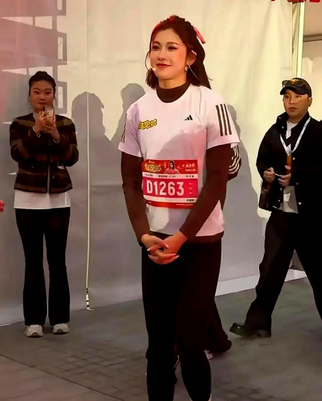 吴艳妮刚拿银牌没两天，拖着箱子就冲去上海秀场了！镜头里墨镜口红配齐，后台还有人追