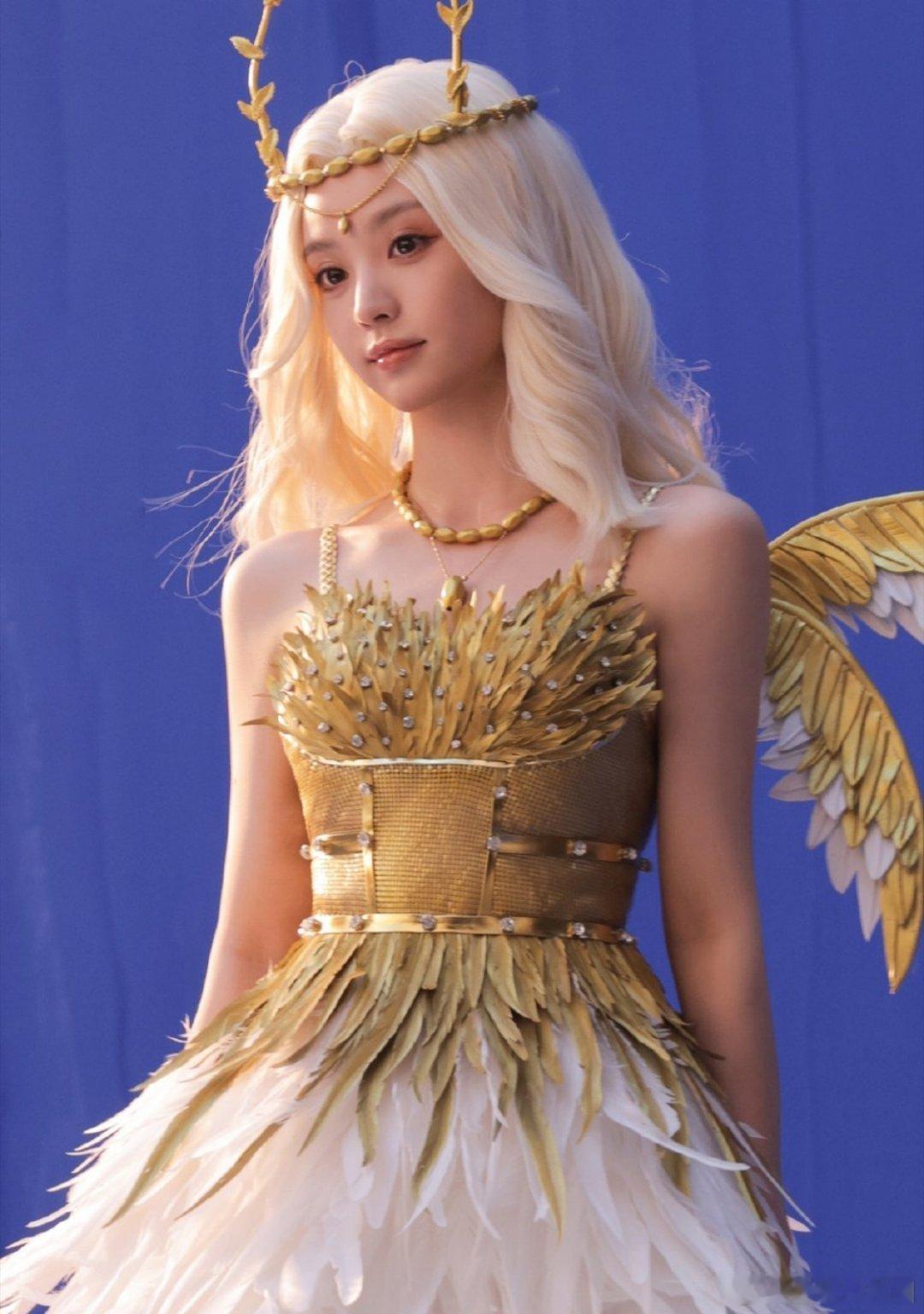 感觉。。田曦薇的五官对应扮演角色真的很突兀。。。都有一种幼态感。。。 ​​​