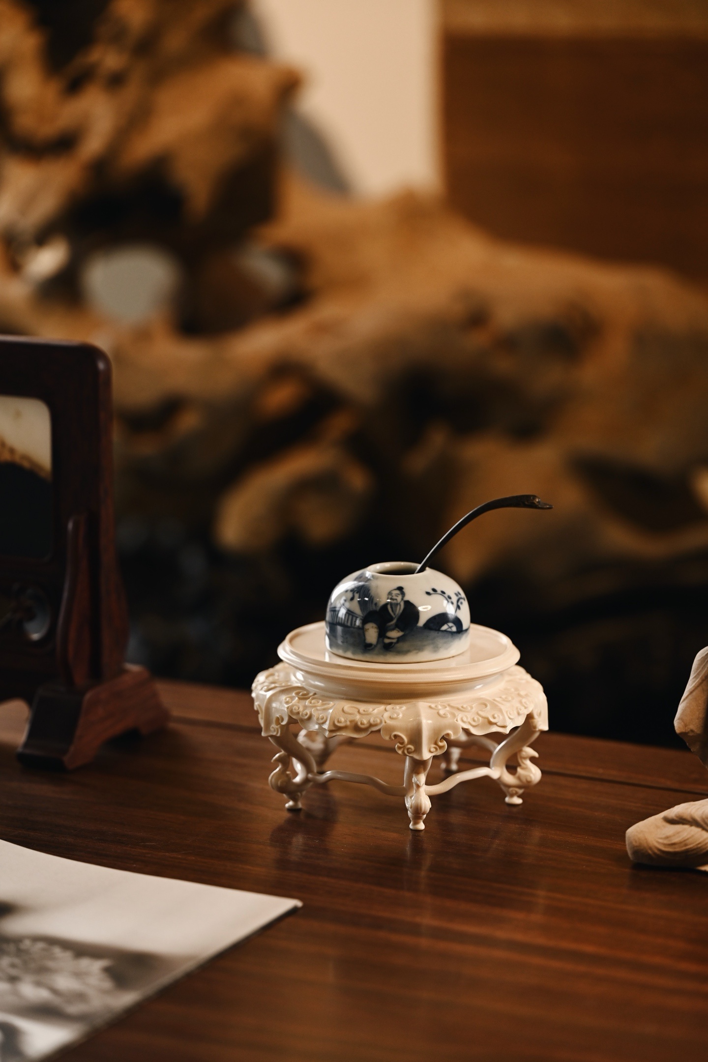 猛犸 | 卷云凤足 底座整料而制，大口径用料奢侈，呈椭圆形，料质温润细腻，几面平