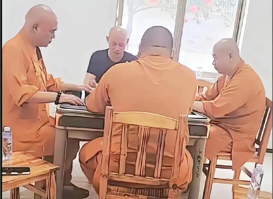 近期浙江街头着实有些反常，为何随处可见身着僧袍的人？
一查才知道，原来是浙江那四