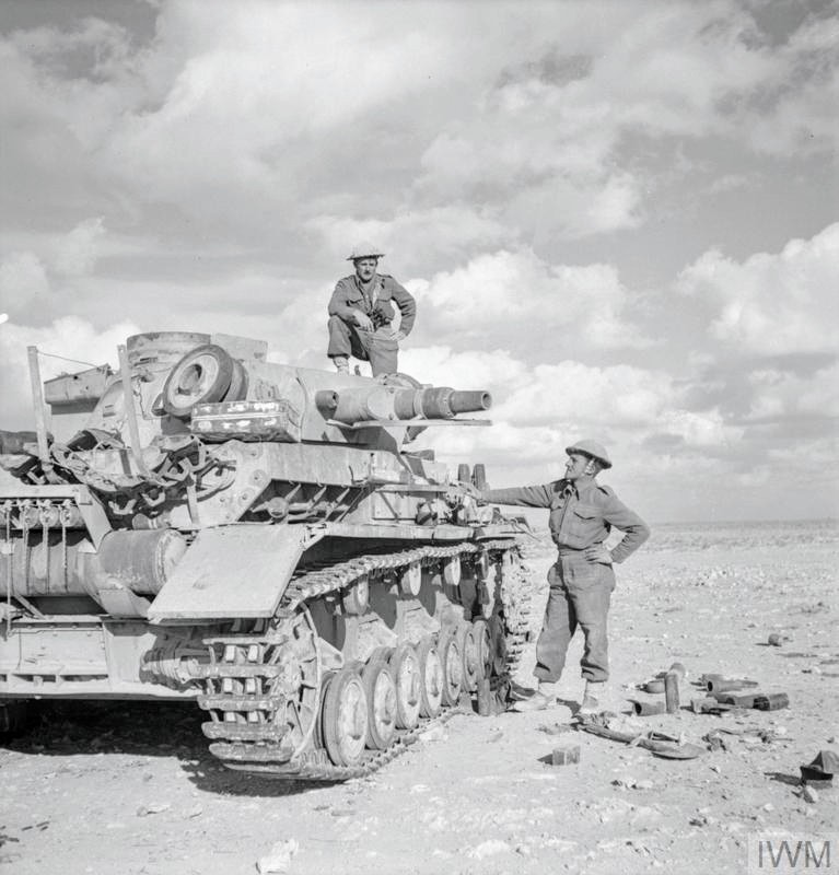 1941年12月15日。新西兰士兵在托布鲁克附近检查一台四号战车 ​​​