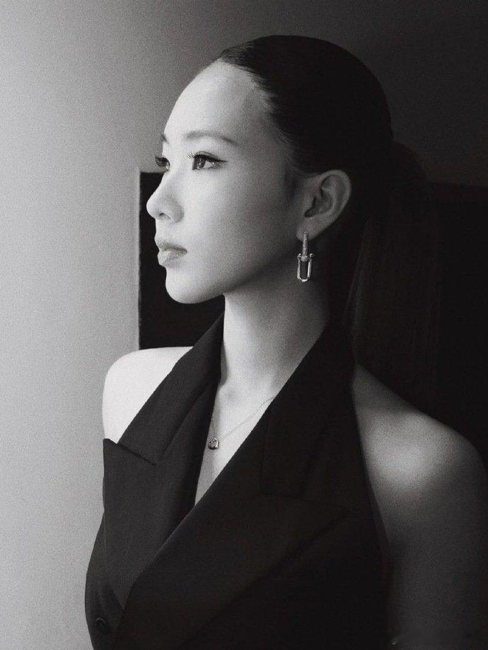 小S大女儿晒面部针灸照 小S大女儿晒近照，这个头骨绝了！ 小S大女儿晒近照