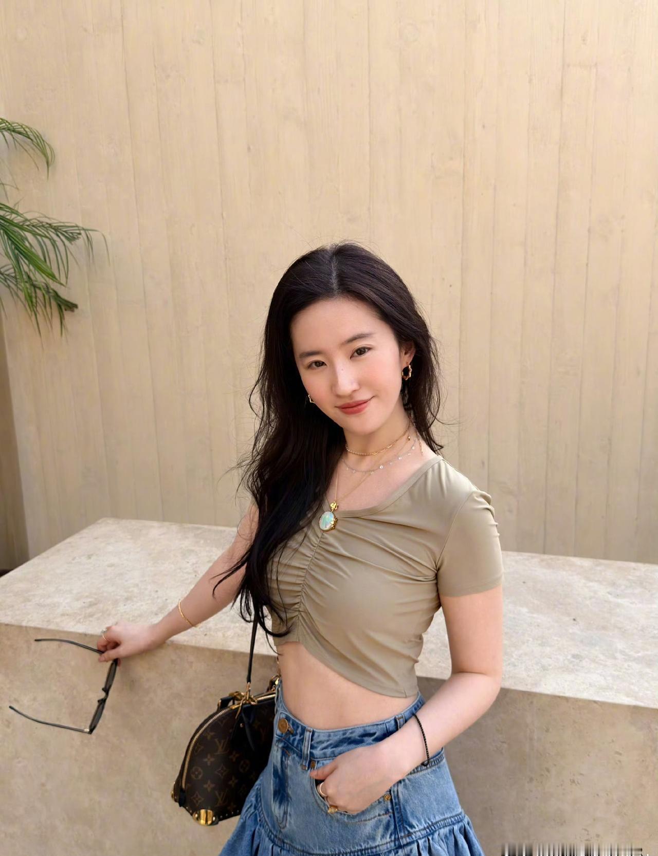 刘亦菲减掉的不是12斤脂肪，是整整20年的时光。
镜头盯上的是她的腰，但真正绷紧