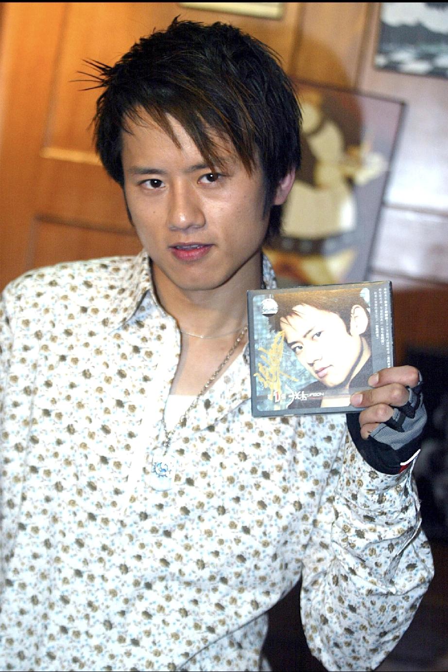 话说谢娜的前任刘烨那么帅，她怎么会和刘烨分手没多久，同年就对张杰一见钟情了？
 