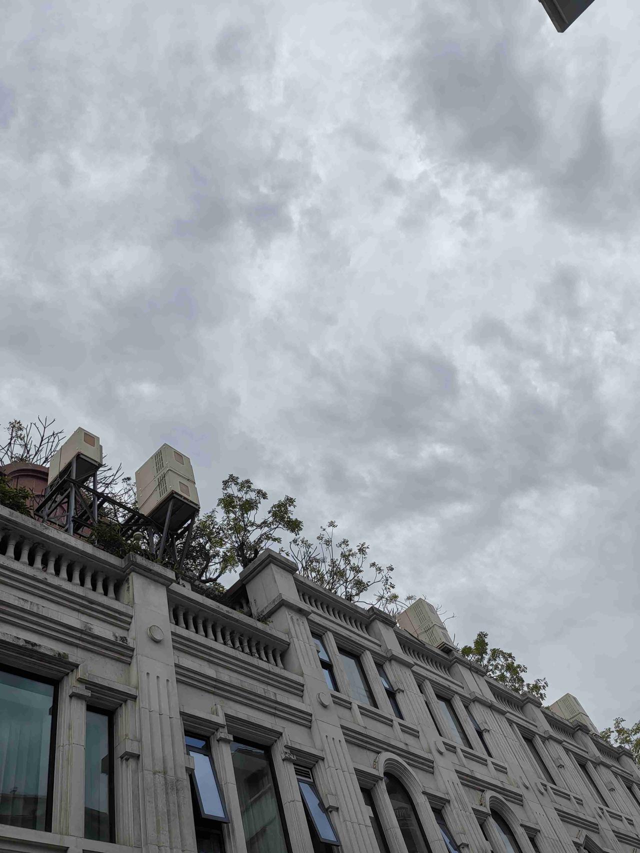 闷热，闷热，闷热，说好的雨呢？（天气预报今天有雨）

时下25°，最高27°，每