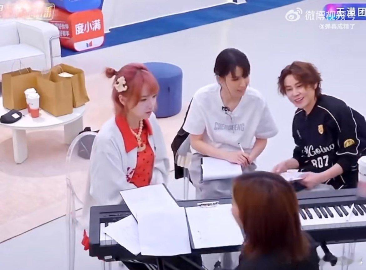 王濛小心翼翼呼唤黎明王濛黎明呼唤我 谁懂啊，霸气王濛也有这么温柔拘谨的一面，呼唤