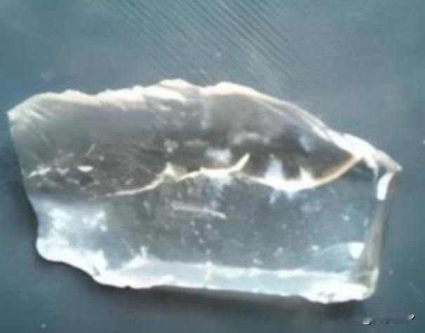 1930年，新疆一位牧民在放羊时，发现羊群突然避开了一片草地，他走近一看，草地上