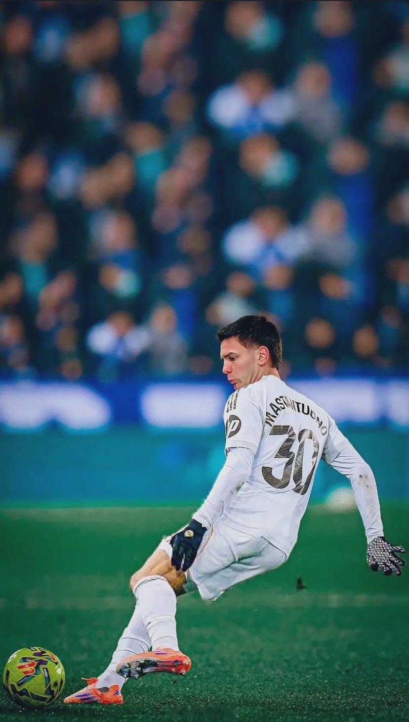 马斯坦托诺 🚨🇦🇷 加上皇马对阵塔拉维拉的比赛，马斯坦托诺已经连续10场比