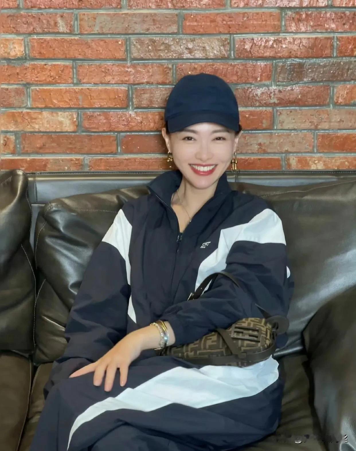 唐嫣的这身休闲装束，展现出一种轻松自在的风采，全身散发着悠闲的气息。