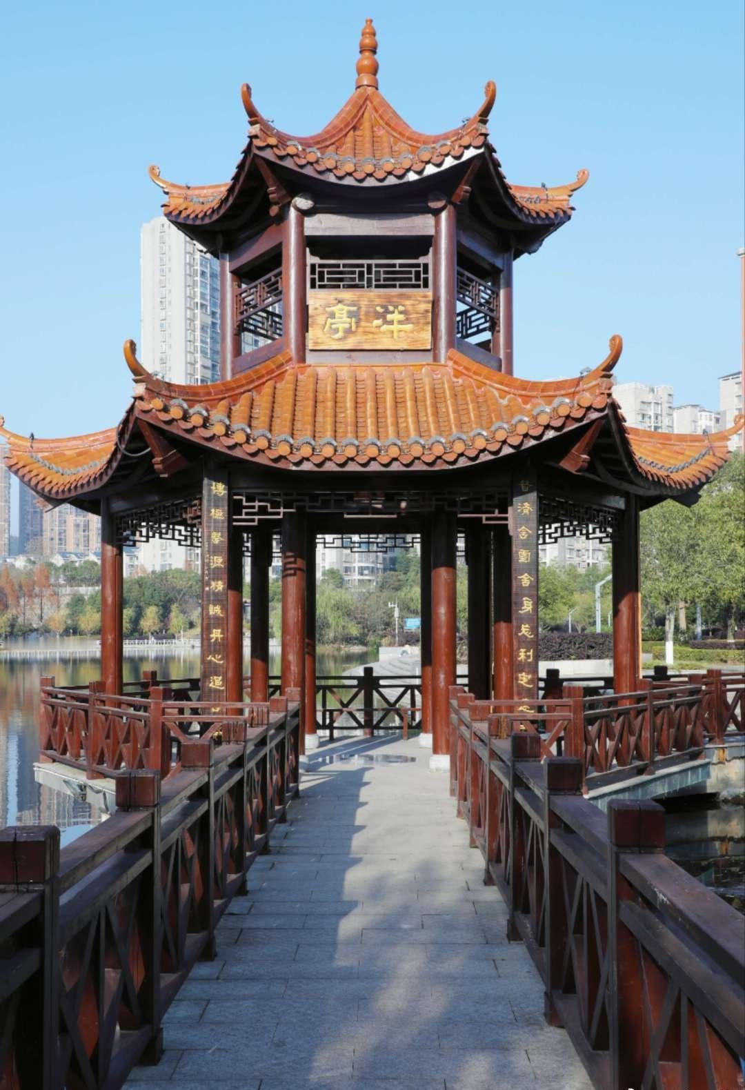 岳麓山下，九十一年砥砺；
湘水之滨，岐黄薪火相继。
文明铸魂，求实筑基；
继承根