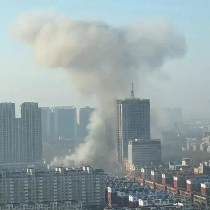 河北廊坊三河市燕郊小张各庄一小区底商餐饮店发生爆炸，这爆炸现场，看着都吓人，很惨