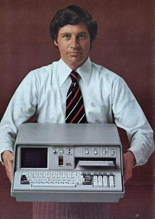IBM 5100，1975 年发布的最早的便携式计算机之一。重量约 55 磅。根