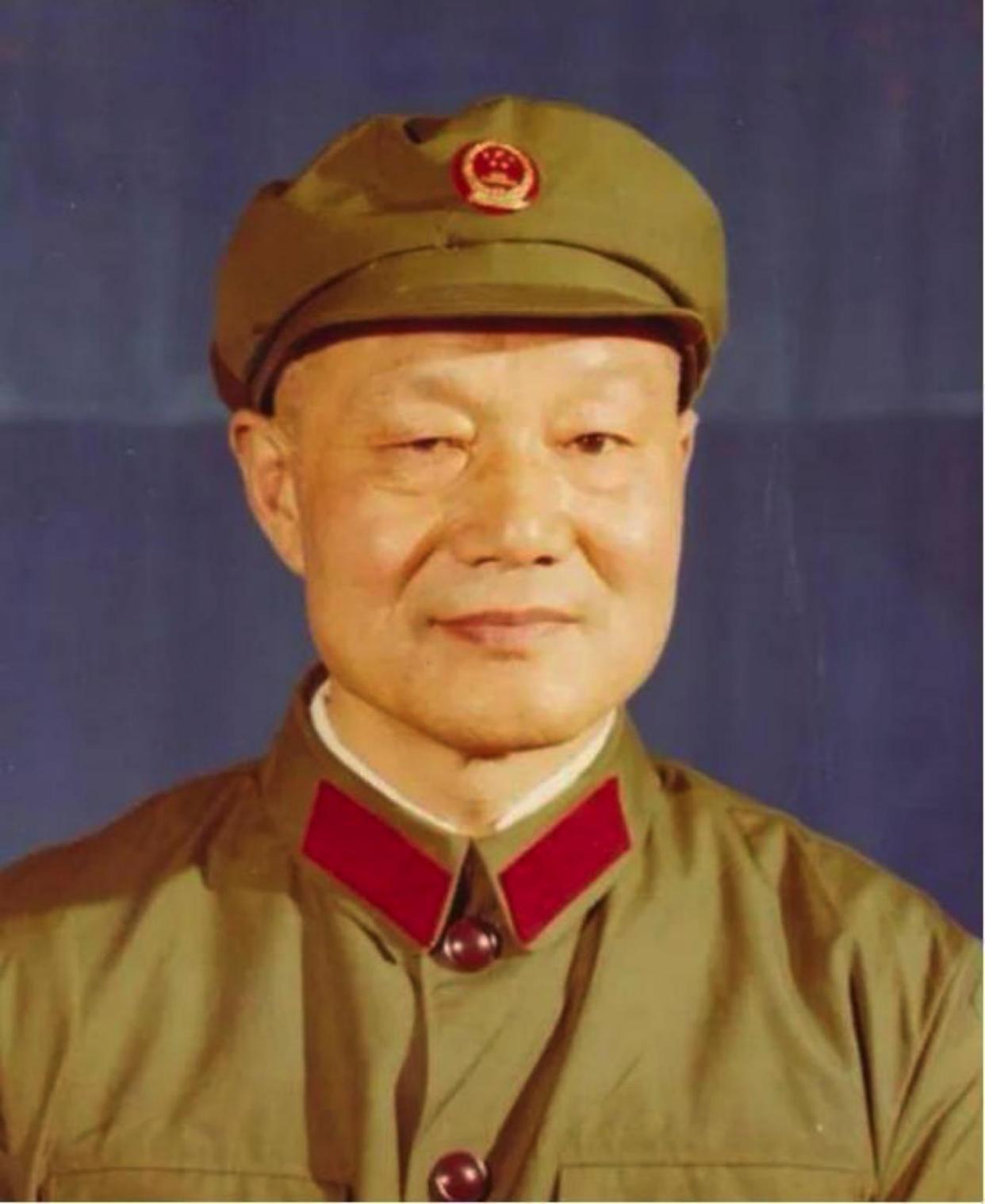 1937年9月6日，八路军在陕西举行抗日誓师大会，总司令朱德即将率总部东渡黄河，