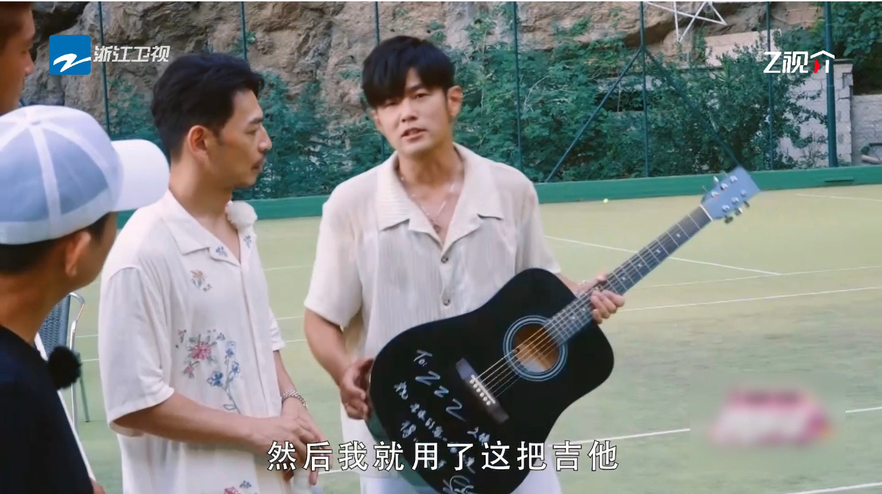 周杰伦给张之臻的to签最新播出的周游记昆凌和周杰伦组成小队和张之臻打网球，赛后互