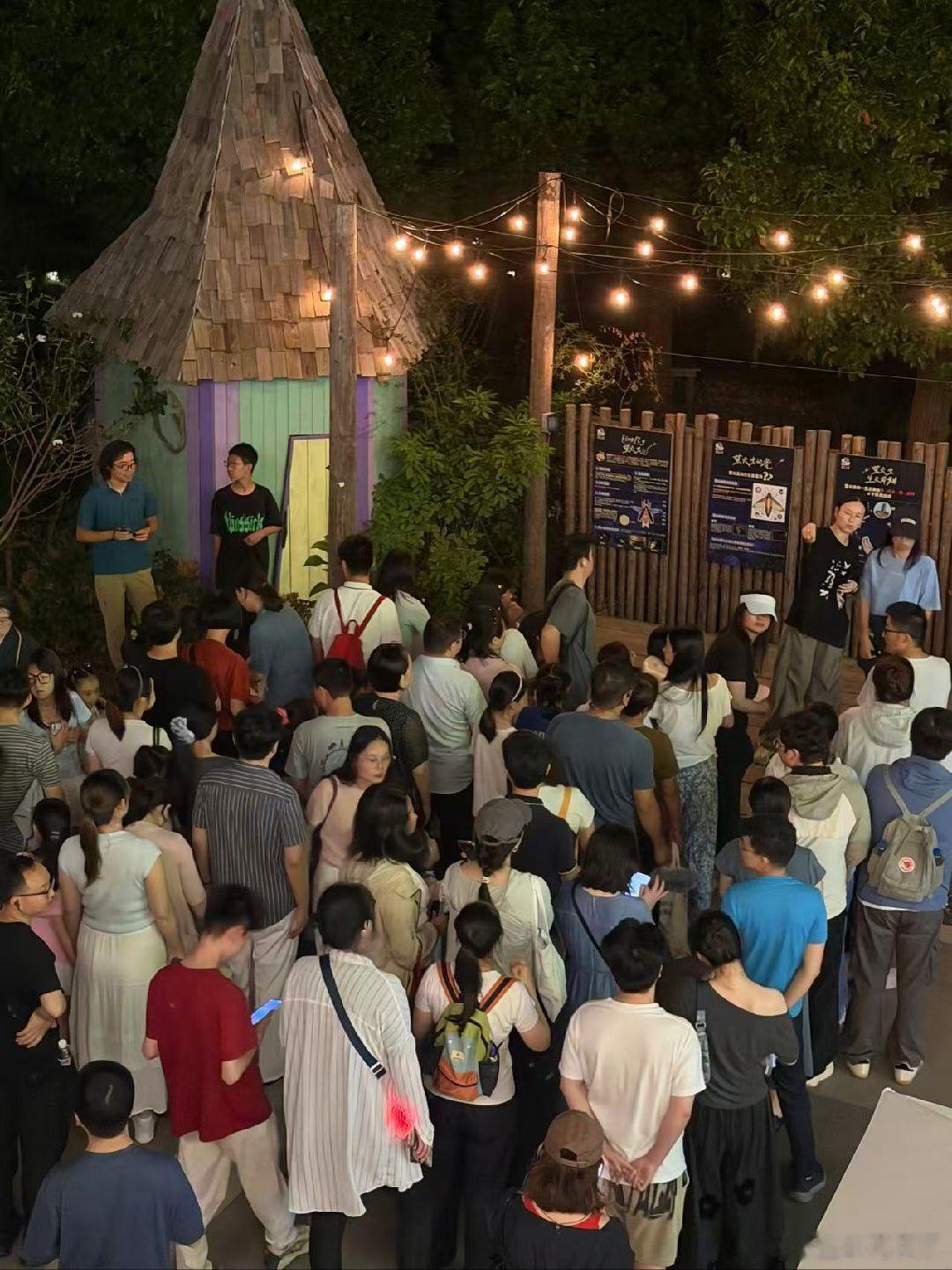 我在外游学，家里的伙伴们还在忙着本土萤火虫公益观览活动，谁能想到上海35度的天气