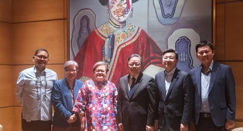 中国驻菲律宾大使黄溪连辞去了驻菲律宾大使的工作，并且意味深长的留下了一句：“希望