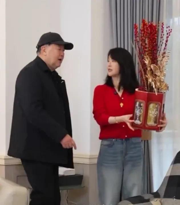 左小青和爸爸一起置办年货这段视频，看得我心里一暖。

画面里不是摆拍，是真真切切