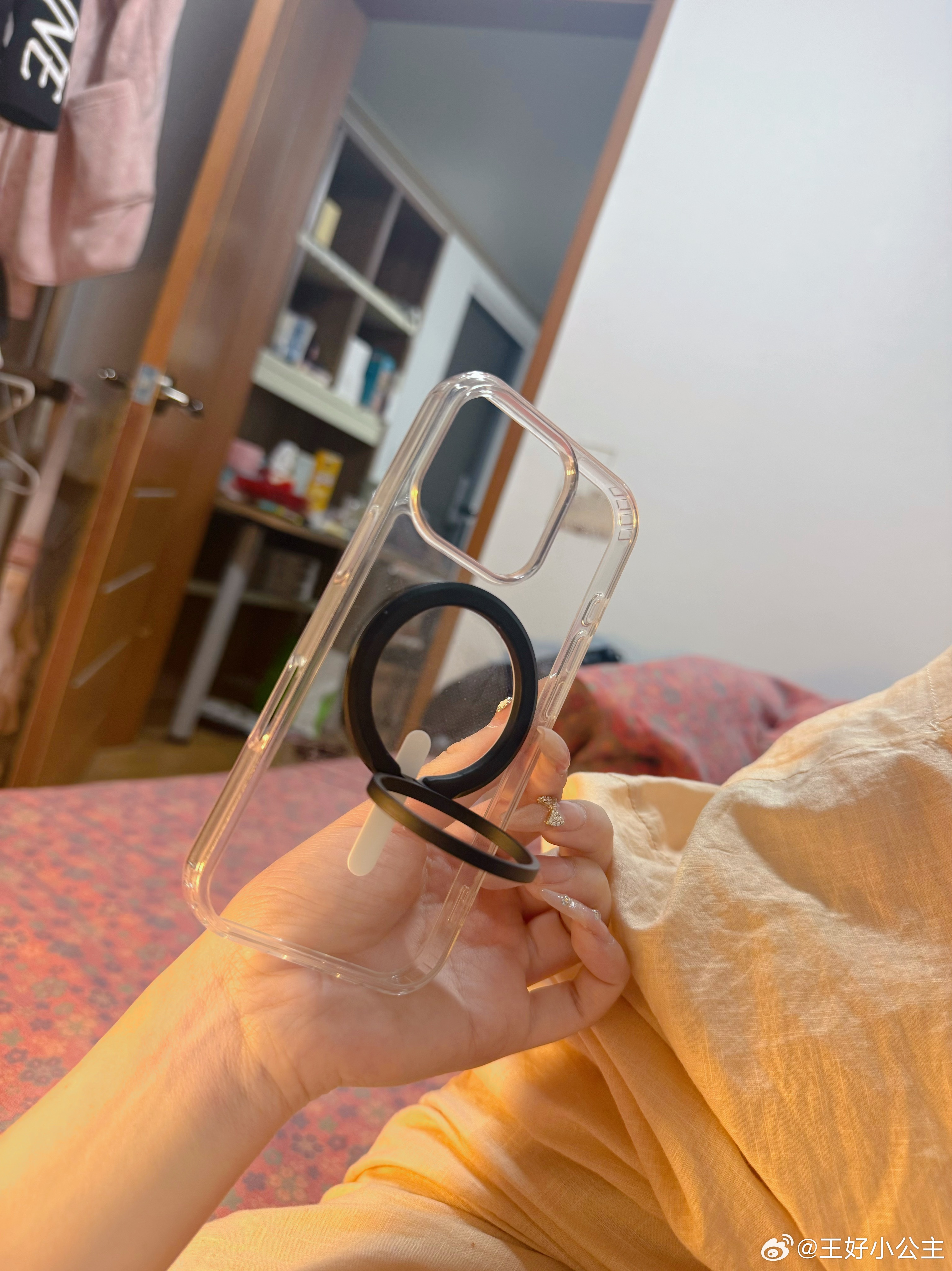 有时候透明手机壳发黄会不会是因为剪视频手机太烫了导致的原因呢。 