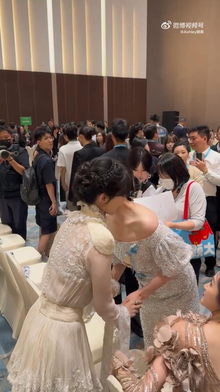 杨紫蒋欣关晓彤热聊杨紫蒋欣贴脸打招呼 没课v ​​​