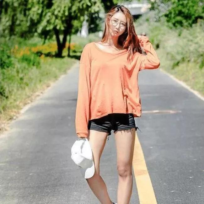 轻松休闲的橙色长袖T恤，搭配黑色短裤，小白鞋，秒变时尚潮人！紫色t恤套装裙 蓝色