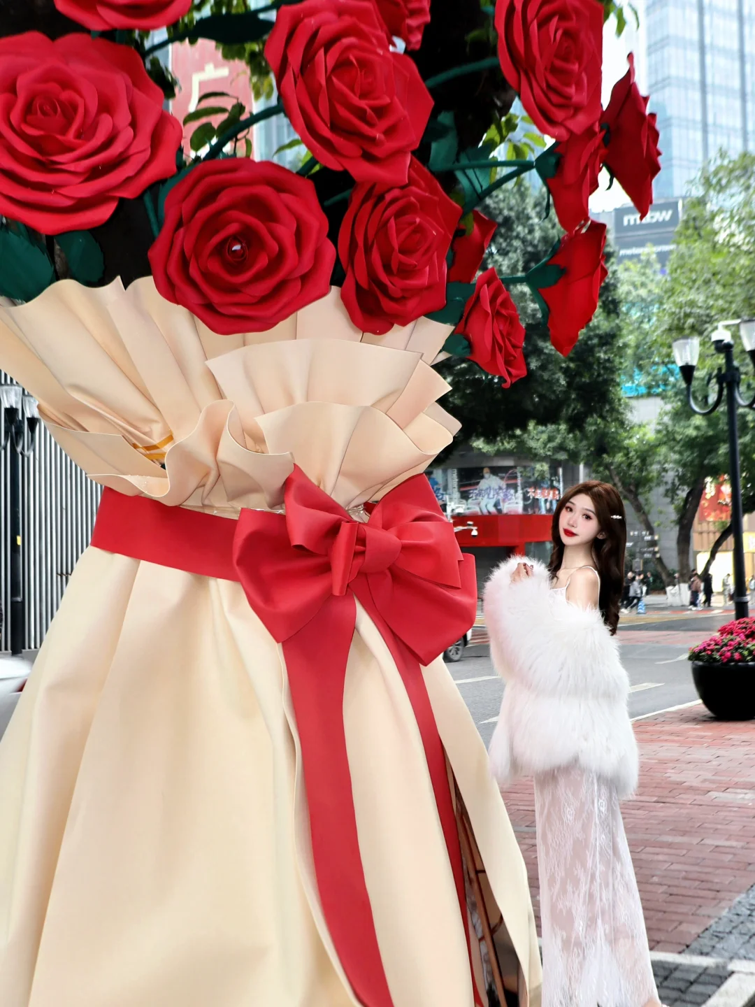 重庆街头的巨型玫瑰🌹也太出片了吧！！