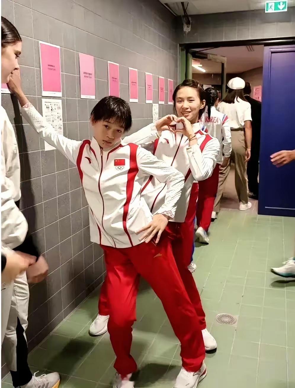 婵宝这拍照的姿势是真逗啊，她后面的美女是谁呀，大家有知道的吗 
