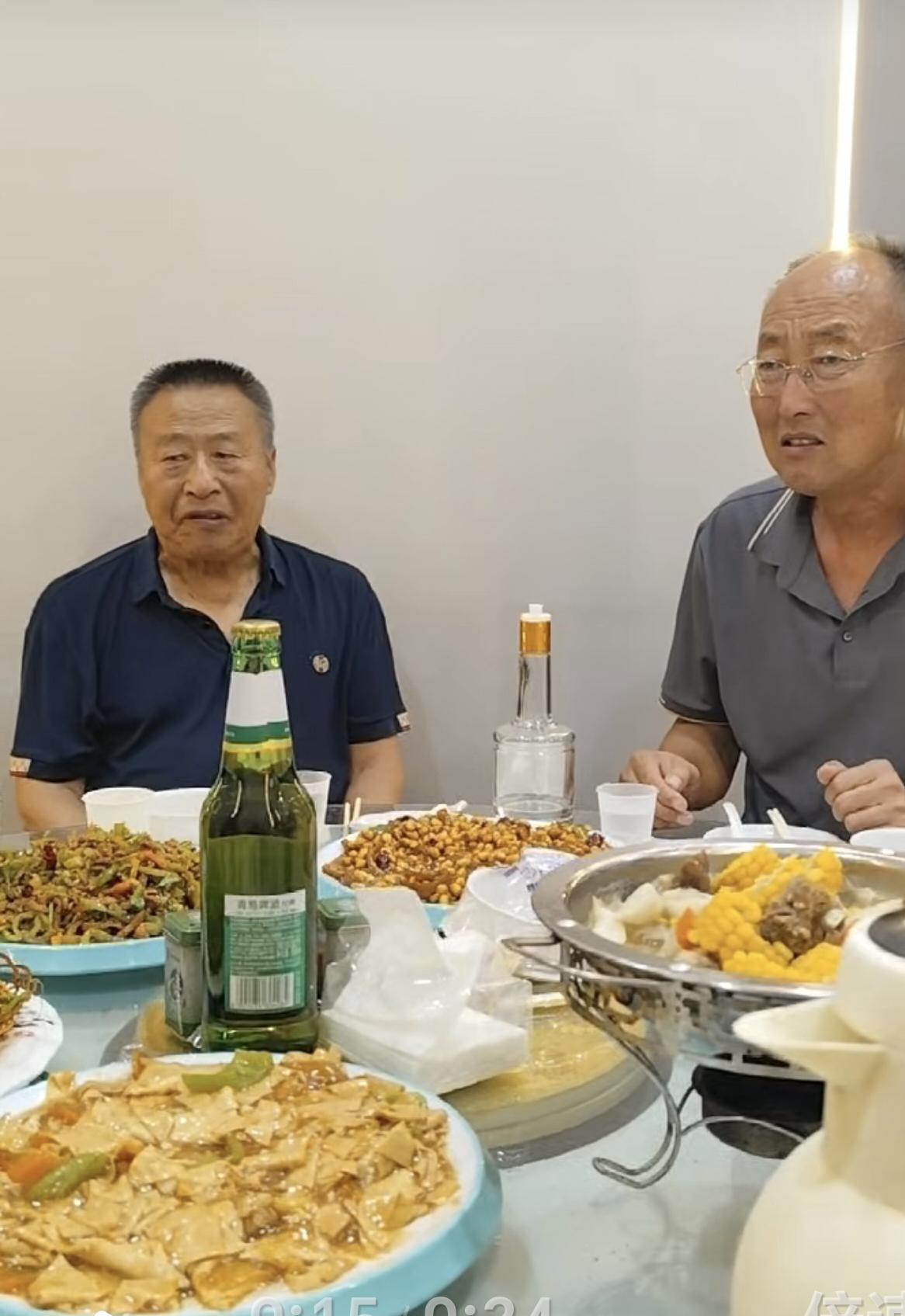 昨天与几位都已退休的同事相聚，几年不见都显老了。有的头发稀疏，有的已是皓发如雪。