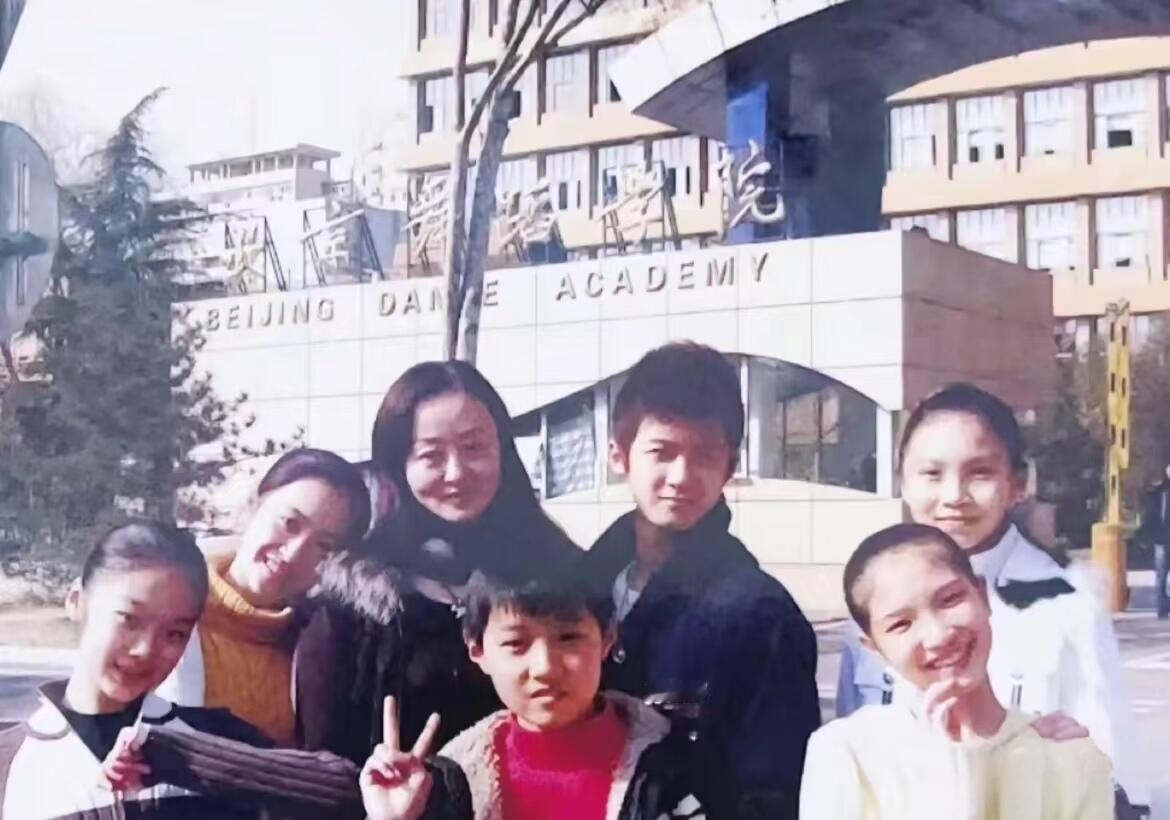 檀健次在北舞附中门口的合影 