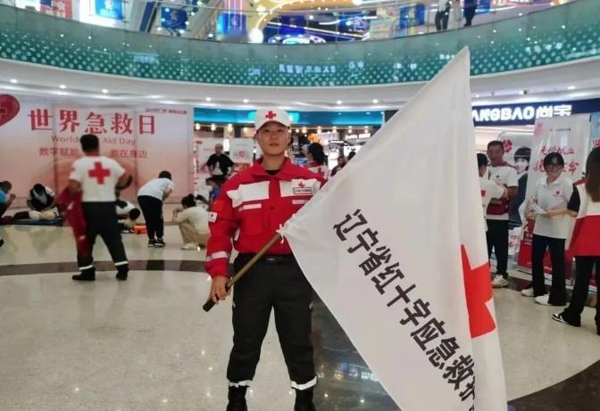 【跳入冰河勇救落水父子，26岁退役复学大学生金城龙不幸牺牲！致敬！】辽宁中医药大