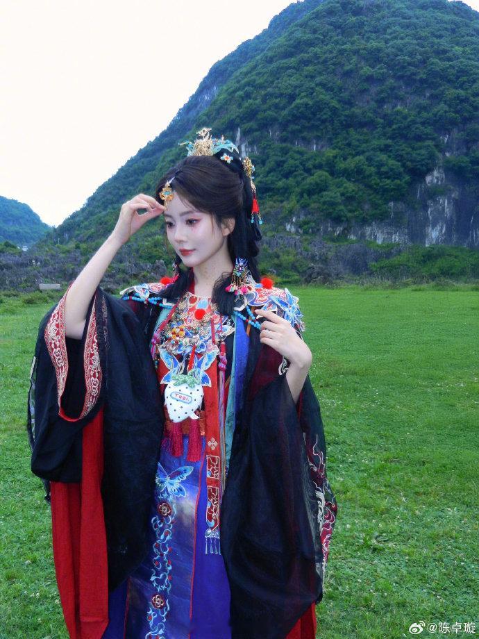 陈卓璇还和素人同学微博互关同学说陈卓璇从小美到大 陈卓璇被同学爆料啦！不仅从小美