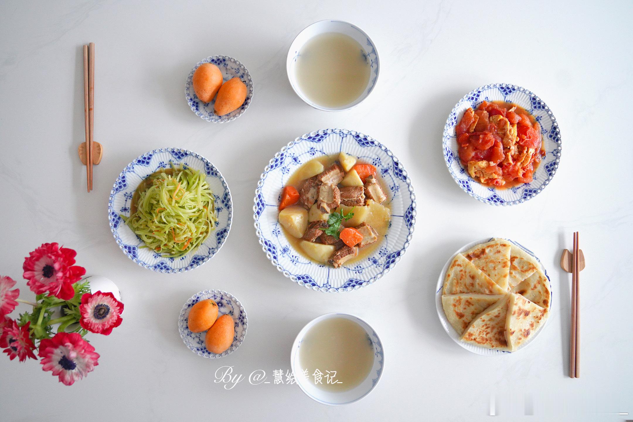 恰晚饭🍚土豆白萝卜炖排骨、番茄炒蛋、凉拌笋丝、家常饼、米粥、枇杷~ ​​​