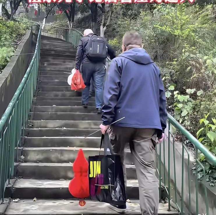 清明祭祖，总是提着几十块钱的礼，去许几千万元的心愿。
难怪都发不起来。
祖宗压力